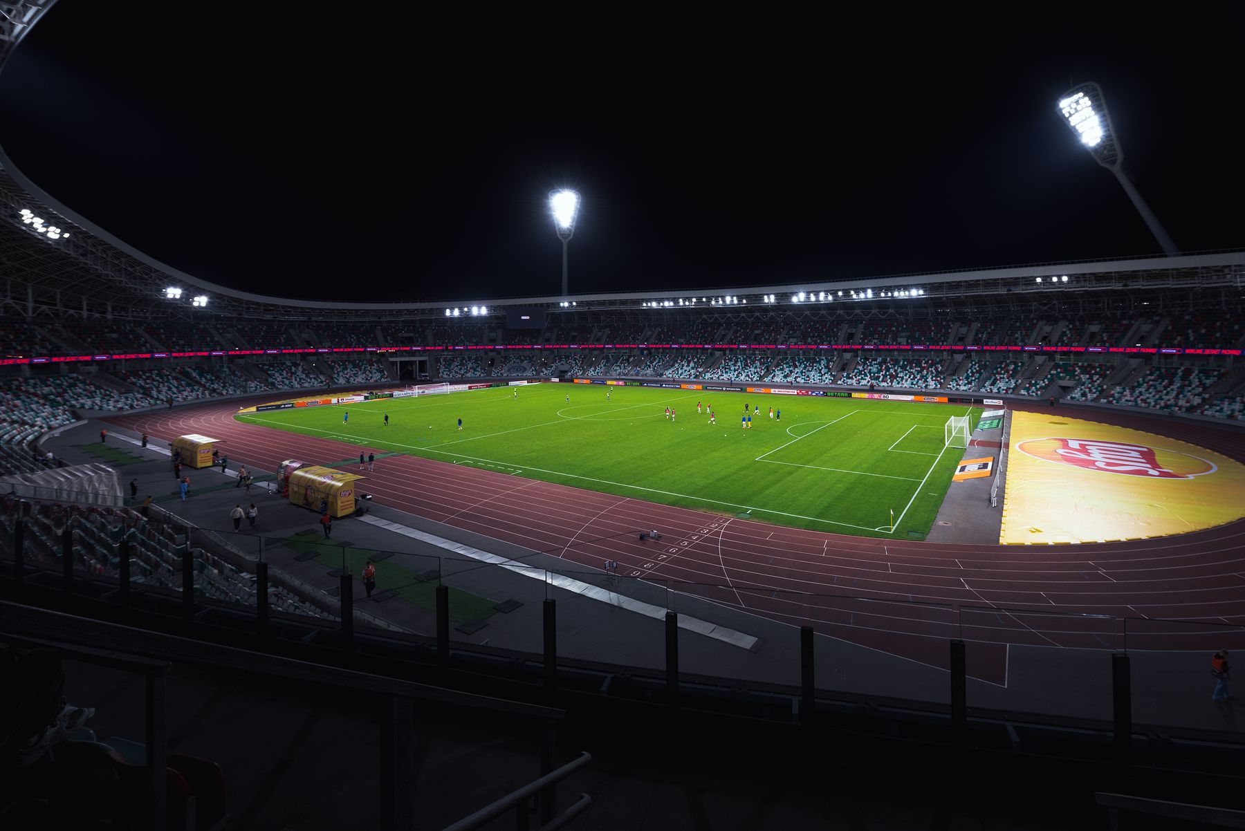 Leeres Fußballstadion im Flutlicht bei Nacht