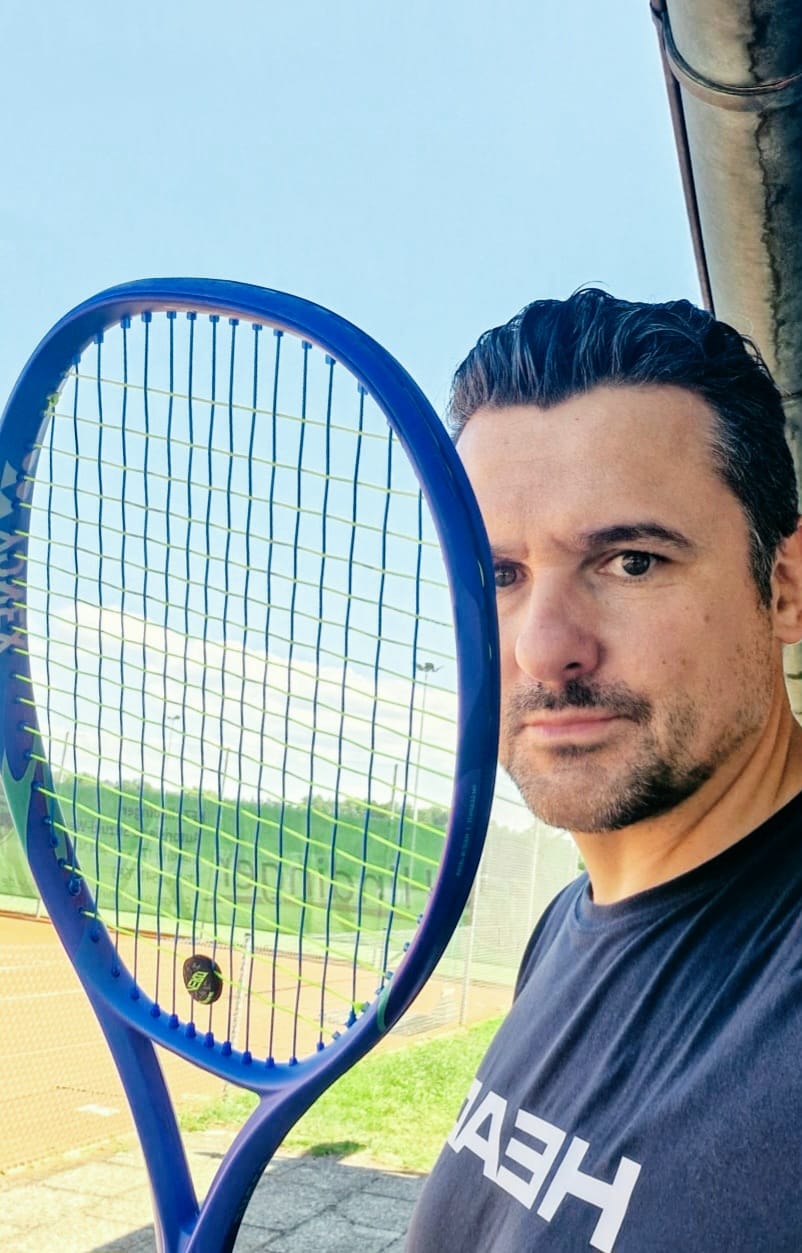 Daniel Haydn mit Tennisschläger an einem Sandplatz