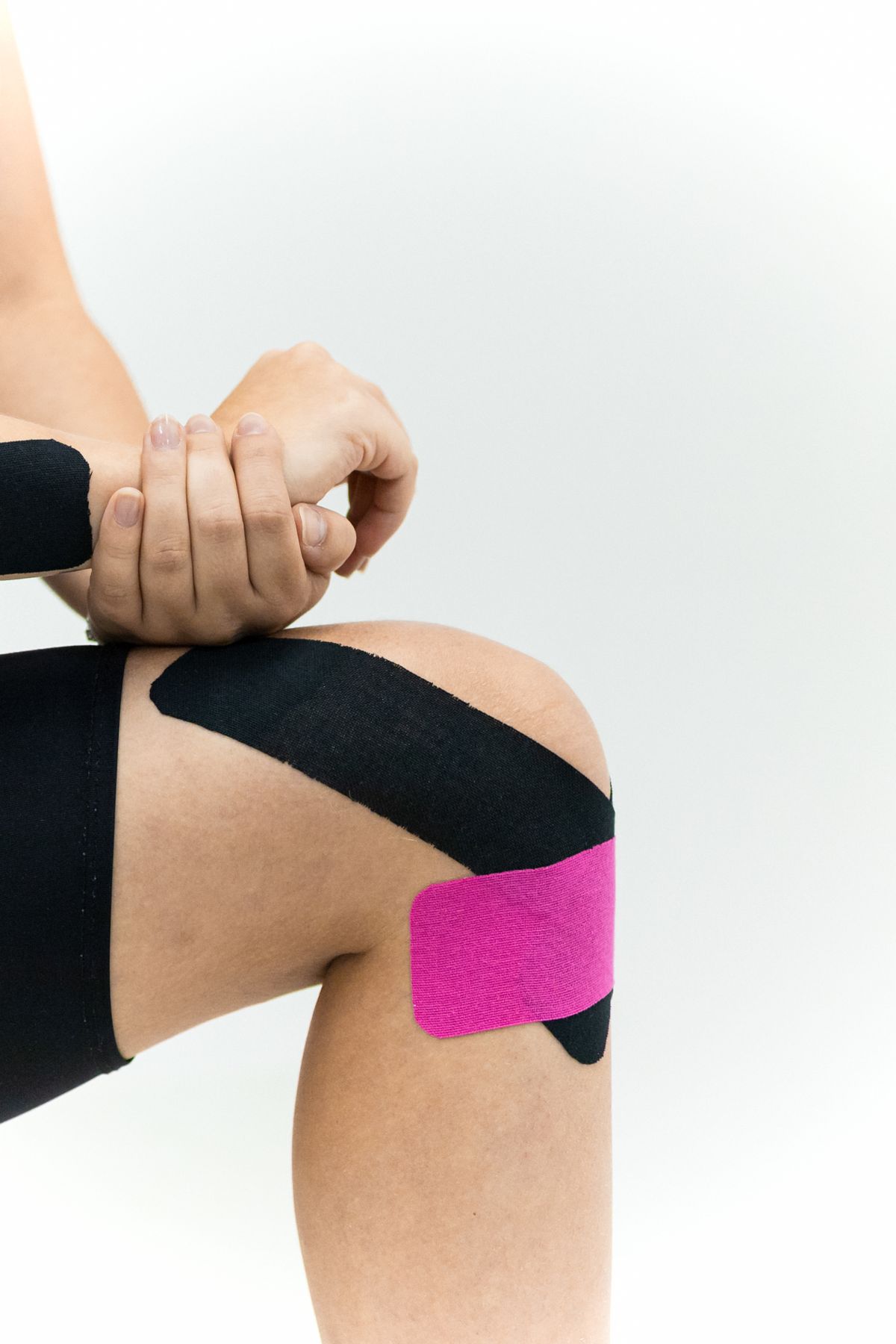 Kräftiges Bein mit Kinesio-Tape am Knie